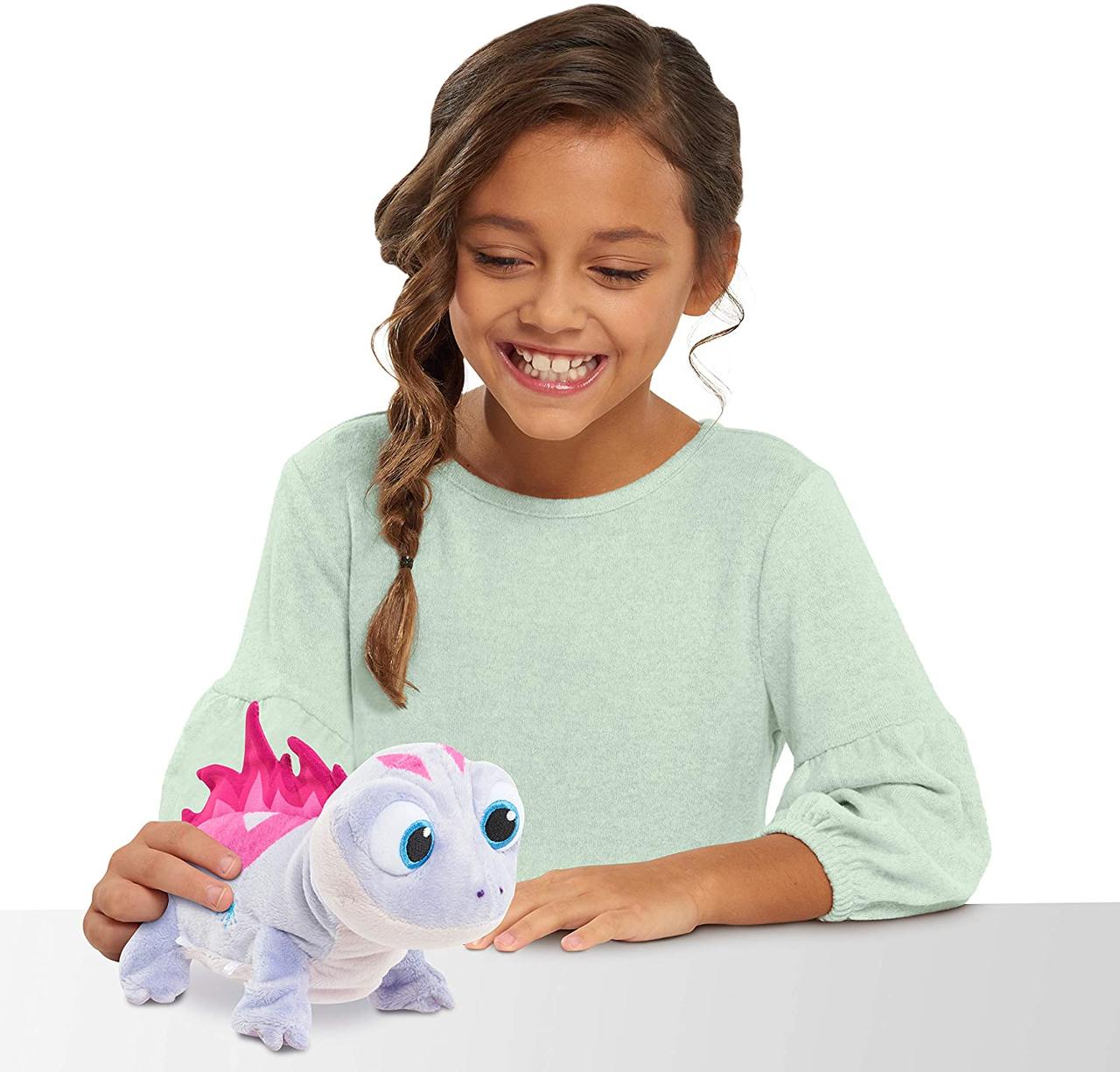 Саламандра Бруни, с подсветкой и звуками  Disney Frozen 2 Walk & Glow — изображение 2
