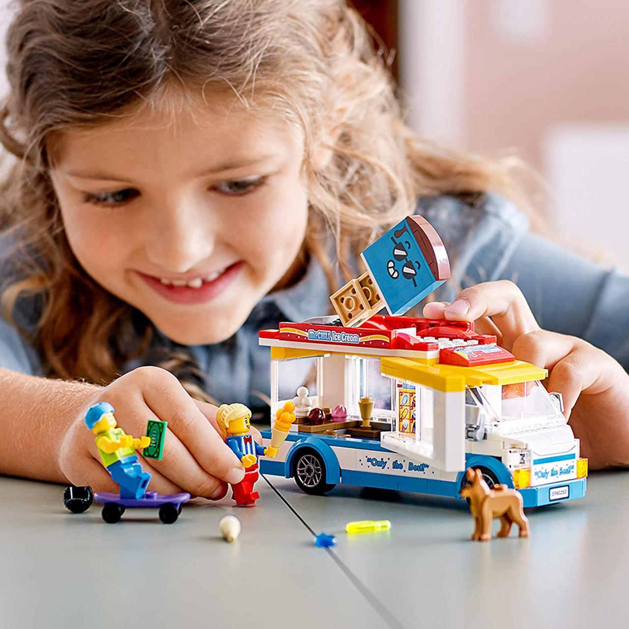 Грузовик с мороженым LEGO City 60253, крутой конструктор для детей (200 деталей) — изображение 3