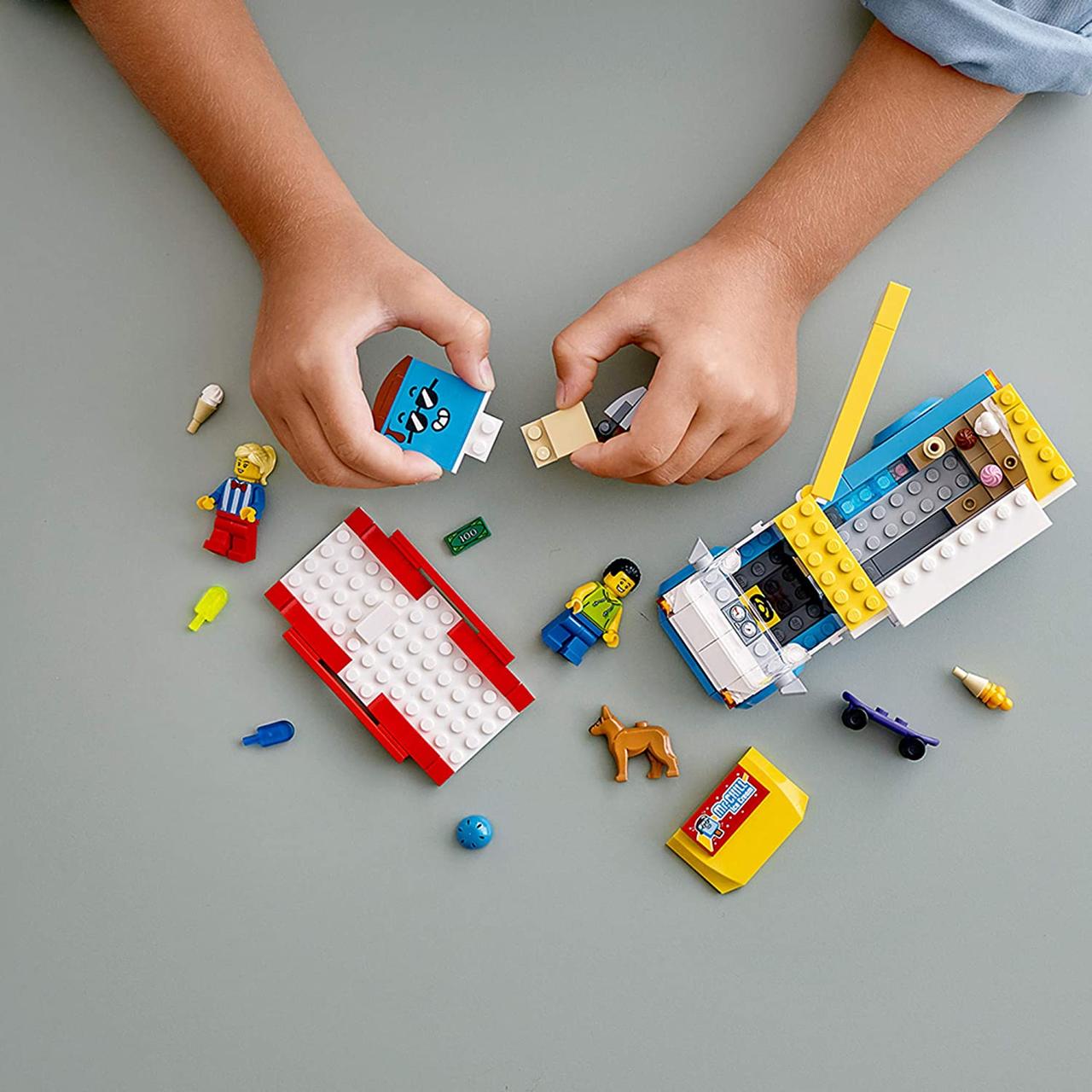 Грузовик с мороженым LEGO City 60253, крутой конструктор для детей (200 деталей) — изображение 6