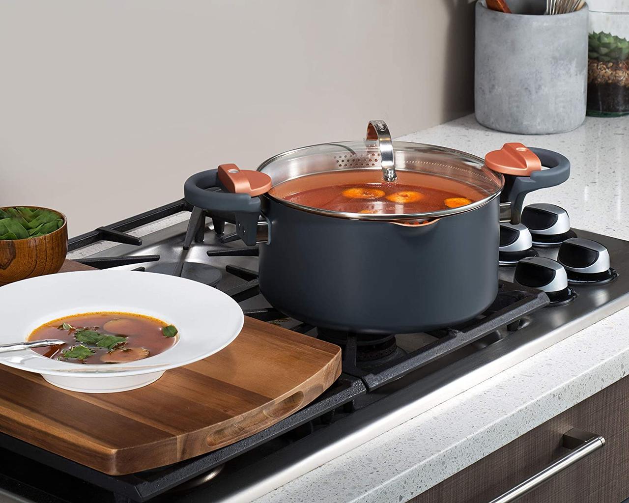 Кастрюля - горшок для пасты Gotham Steel с крышкой-сито и ручками с поворотом и замком — изображение 8