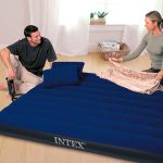 Матрас надувной Intex с 2 подушками и двойным ручным насосом — изображение 3