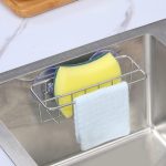 Держатель губки Caddy для раковины, вешалка для кухонной мойки, 2 варианта подвески (присоски и клейкий крючок — изображение 3
