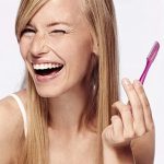 Schick Hydro Silk Touch-Up  бритва для бровей и бритва для лица с прецизионной крышкой, 3 штуки — изображение 6