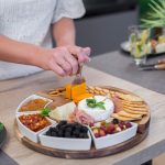 Доска кухонная деревянная для нарезки и подачи блюд на стол — изображение 6