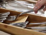 Компактный органайзер для столовых приборов Поднос для кухонного ящика, маленький, бамбук — изображение 6