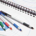 Шариковая ручка BIC Round Stic Grip Xtra, средний наконечник (1,2 мм), черный и синий, мягкая ручка 36 шт — изображение 9