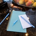 Шариковая ручка BIC средний наконечник (1,0 мм), синий, гибкий круглый корпус для удобства письма 144 шт — изображение 4
