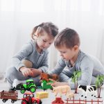 Фермерский игрушечный трактор с 40 пластиковыми фигурками сельскохозяйственных животных и забором - 3 шт — изображение 6