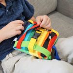 Подушка с сенсорной пряжкой Игрушка для развития мелкой моторики - плюс счет с нитками и застежка-молния — изображение 3