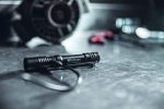 Перезаряжаемый компактный фонарь с ремешком на запястье, зажим для шляпы и USB-кабелем, 500-люмен — изображение 6