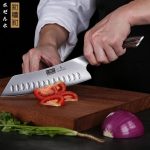 Японский нож шеф-повара HOSHANHO, сверхострый кухонный нож Сантоку с эргономичной ручкой из дерева Пакка — изображение 6