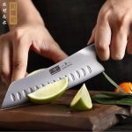Японский нож шеф-повара HOSHANHO, сверхострый кухонный нож Сантоку с эргономичной ручкой из дерева Пакка — изображение 7