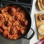 Кастрюля 8л KitchenAid с жестким анодированным антипригарным покрытием и крышкой — изображение 6